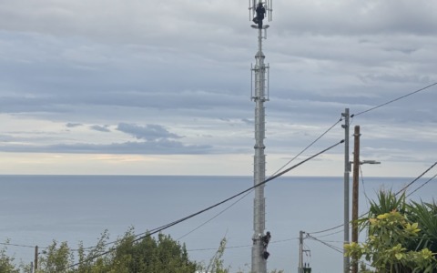 Antenna di 30 metri installata nella notte a insaputa dei residenti