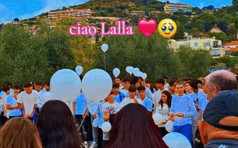 Palloncini in cielo per salutare “Lalla” morta in un incidente, oggi c’è l’autopsia
