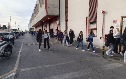 Domani scuole chiuse al Mercato dei Fiori