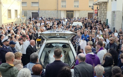 Centinaia di persone per l’addio a Lara