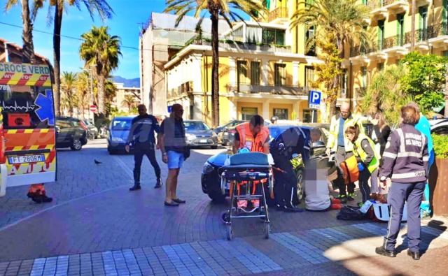 Donna investita da un’auto in piazza della Stazione a Bordighera