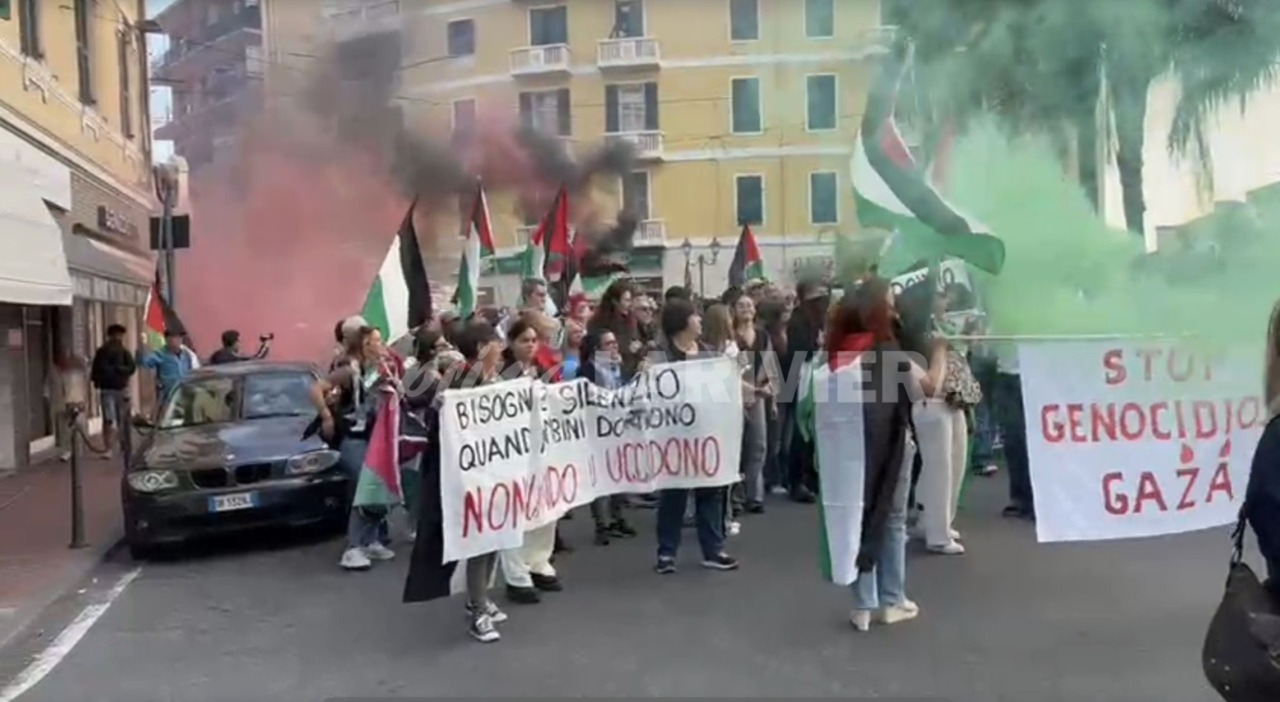 I pro pal marciano in corteo a Ventimiglia e bloccano la città