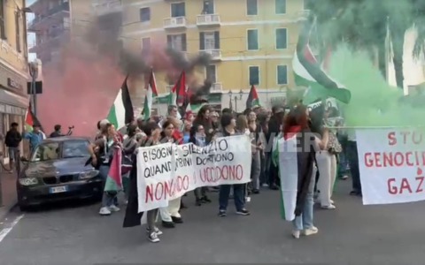 I pro pal marciano in corteo a Ventimiglia e bloccano la città