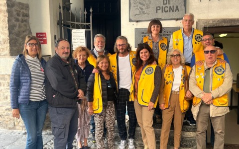 I Lions consegnano defibrillatore alla comunità di Pigna