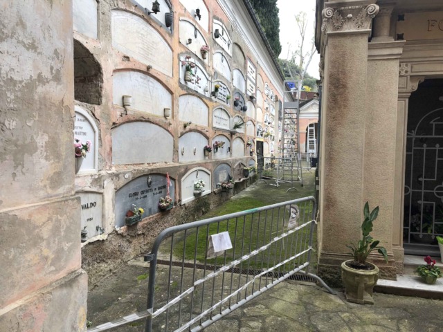Chiusa parte del cimitero di Diano
