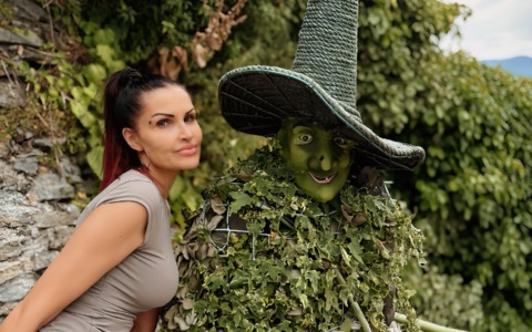 La “diva del tubo” a Triora: shooting tra le streghe del borgo ligure