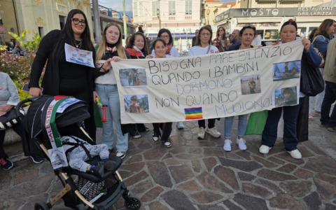Circa 200 persone alla manifestazione Pro Palestina in Piazza Colombo