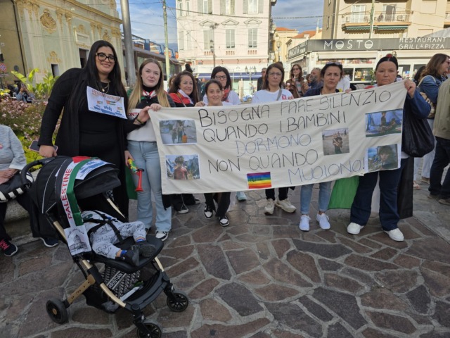 Circa 200 persone alla manifestazione Pro Palestina in Piazza Colombo