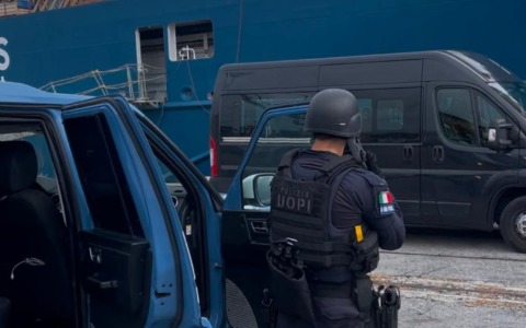 Panico al porto: prende ostaggi e li carica in un furgone. Ma era un’esercitazione