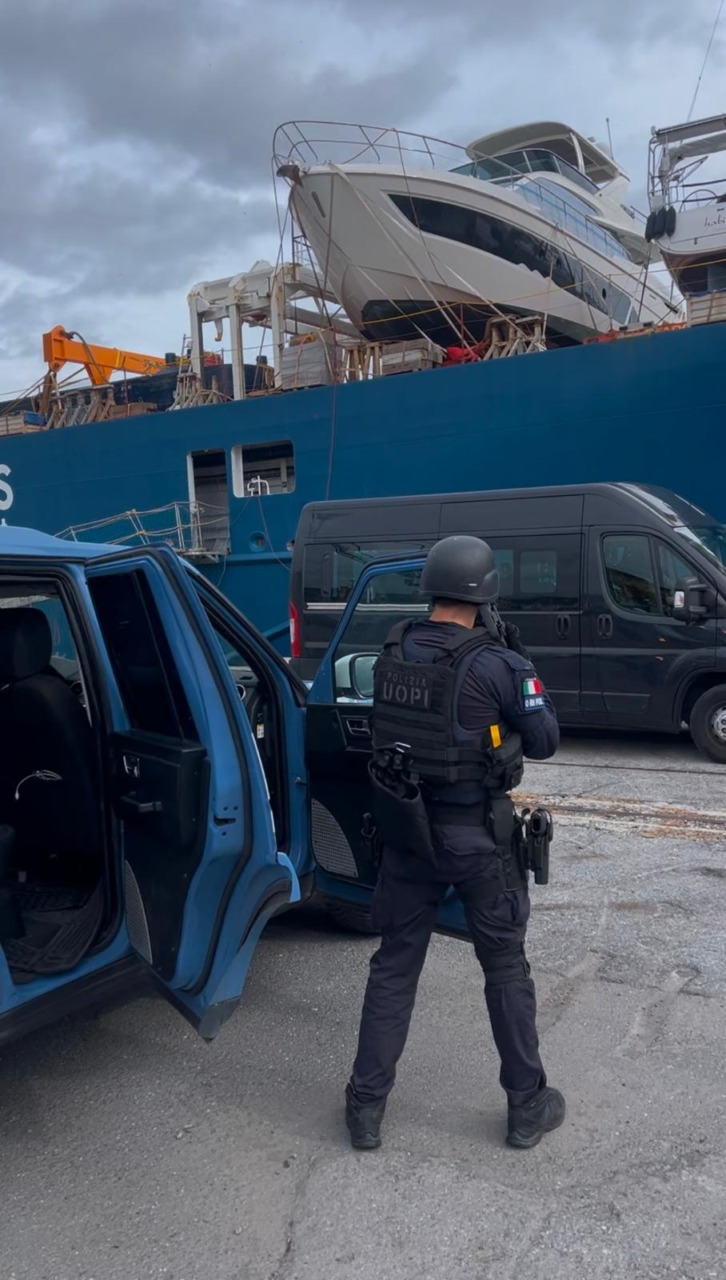 Panico al porto: prende ostaggi e li carica in un furgone. Ma era un’esercitazione