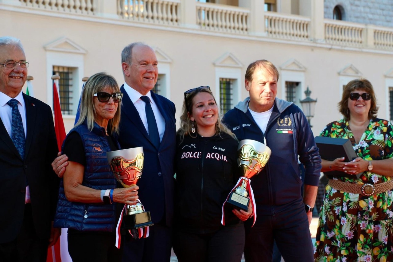 L’equipaggio femminile dell’associazione Paesi bandiera arancione vince il Riviera Electric Challenge