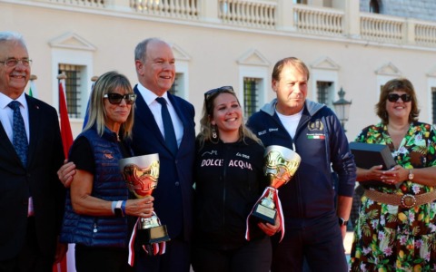 L’equipaggio femminile dell’associazione Paesi bandiera arancione vince il Riviera Electric Challenge