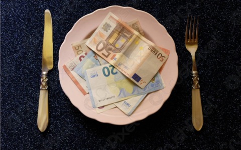 Ristoratrice di Sanremo avrebbe raggirato per anni amici e colleghi di lavoro. Inchiesta per truffa