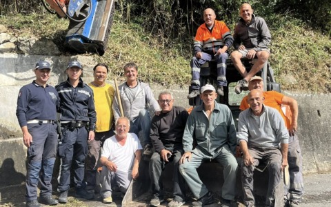 Volontari al lavoro per ripulire strada degli olandesi a Camporosso