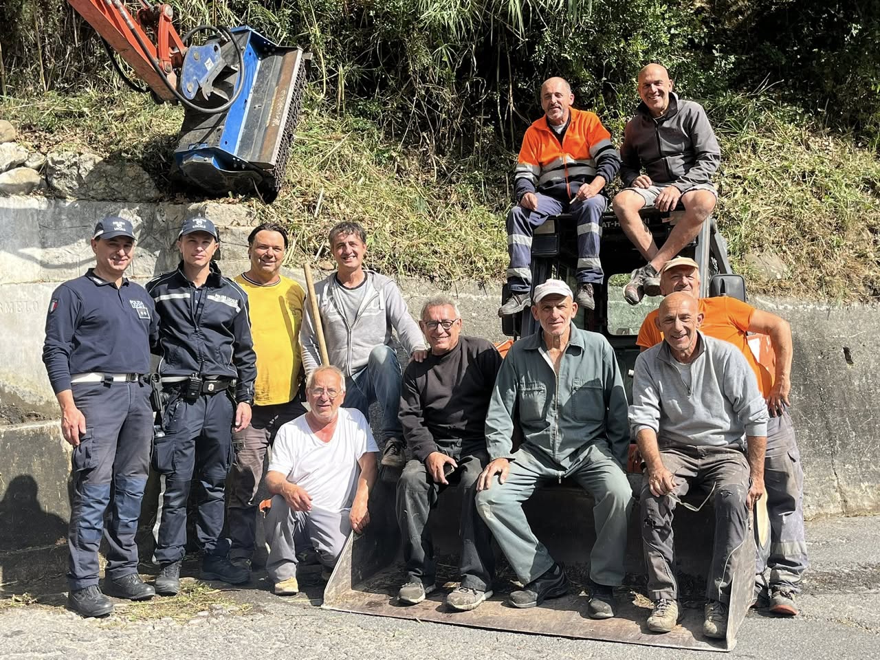 Volontari al lavoro per ripulire strada degli olandesi a Camporosso