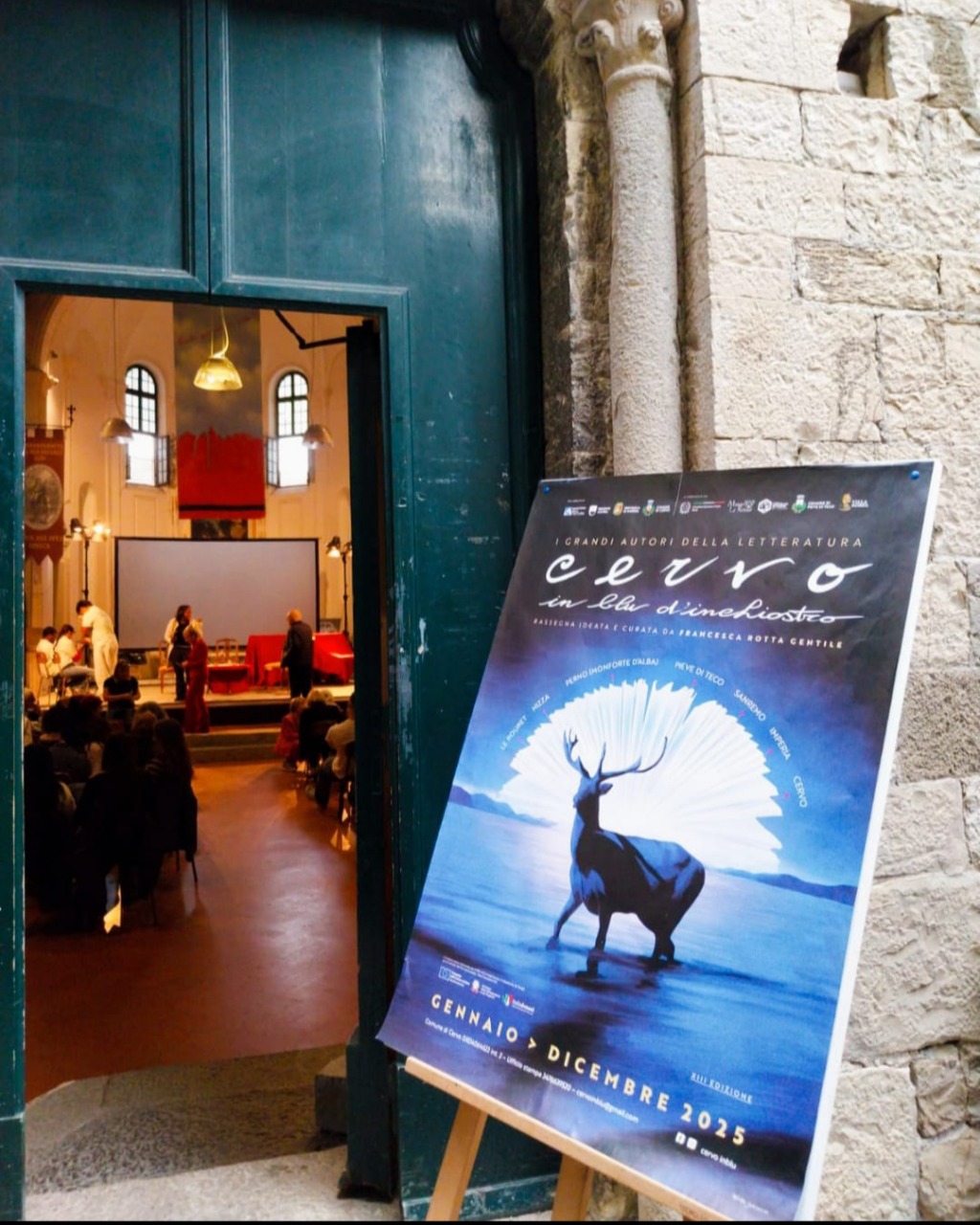 Cervo in blu d’inchiostro: dall’Italia al Río de la Plata, un viaggio teatrale lungo un secolo