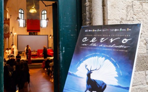 Cervo in blu d’inchiostro: dall’Italia al Río de la Plata, un viaggio teatrale lungo un secolo