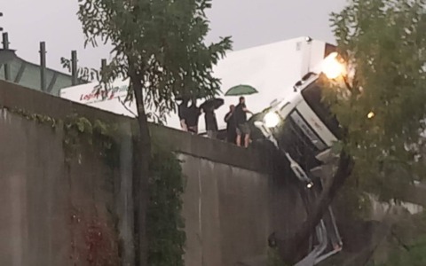 Traffico in tilt per camion ribaltato su A10: LE FOTO. Incubo trasporti, Liguria tagliata in due