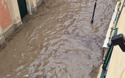 Via San Giuseppe allagata. Cittadini infuriati