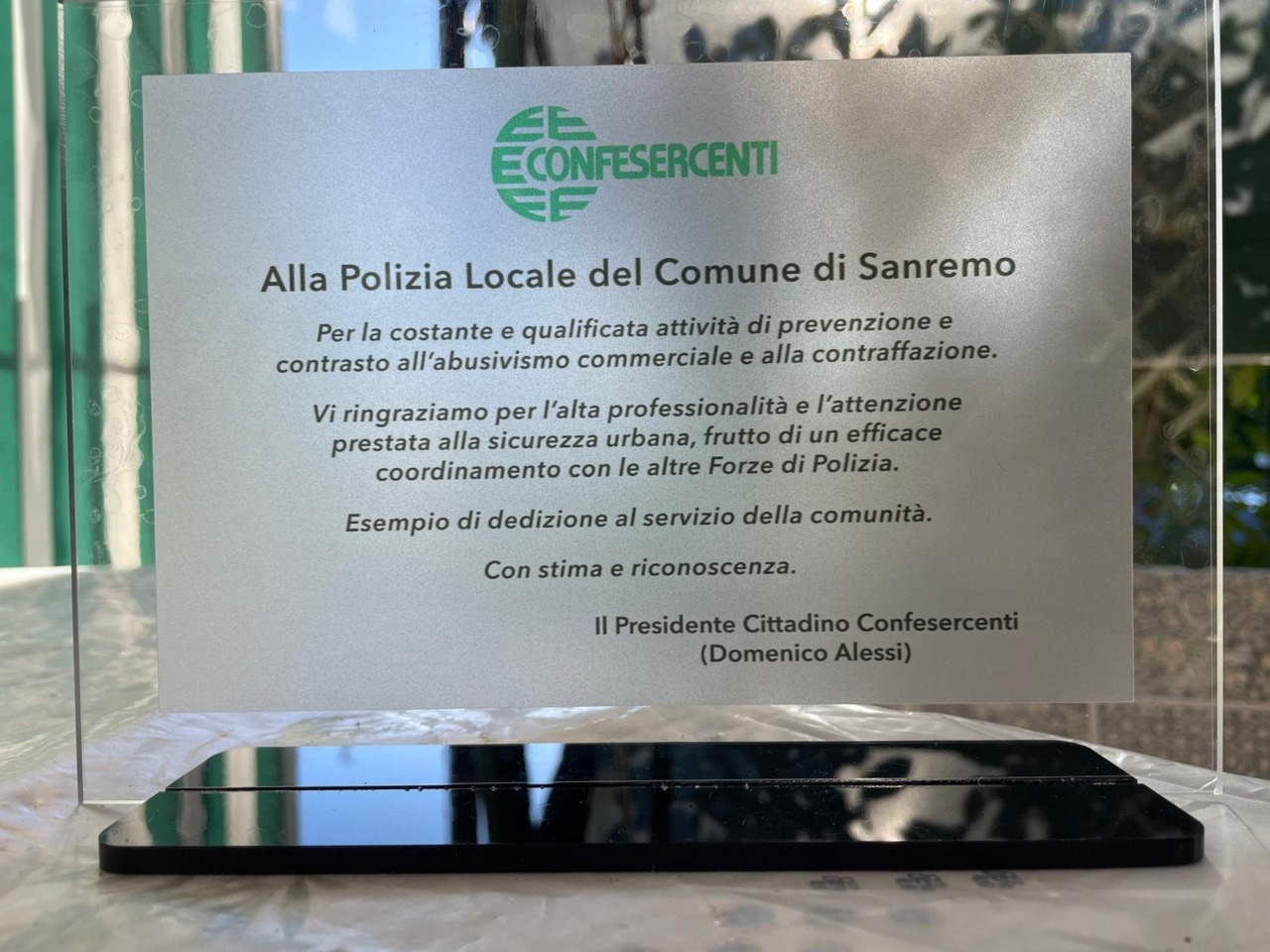 Sanremo, Confesercenti consegna una targa alla Polizia Locale