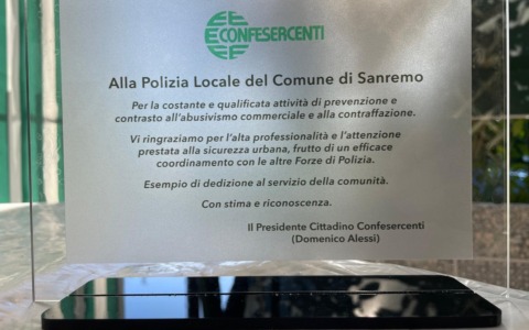 Sanremo, Confesercenti consegna una targa alla Polizia Locale