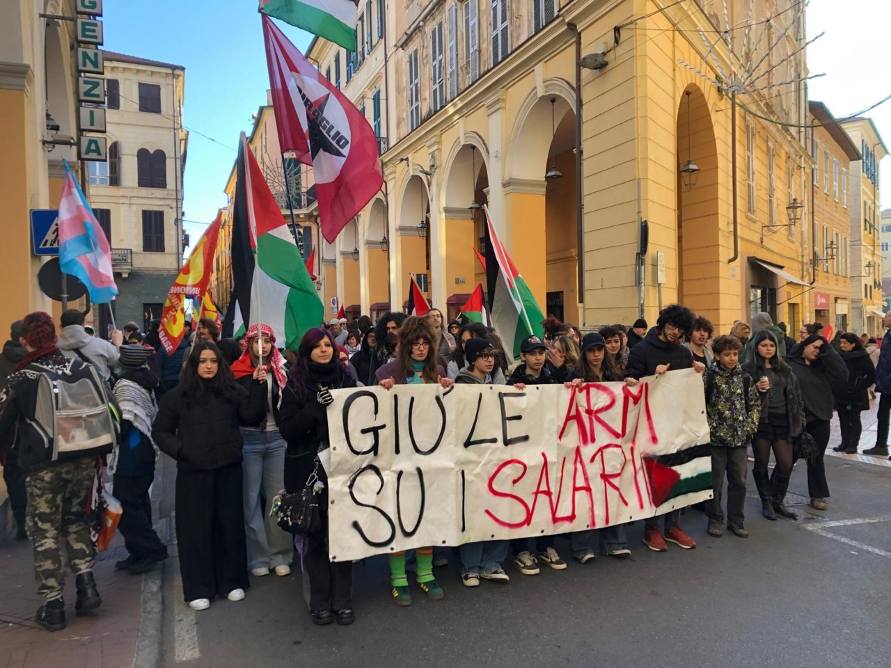 Imperia: in 500 in corteo contro la finanziaria e per la Palestina