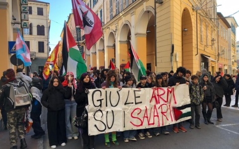 Imperia: in 500 in corteo contro la finanziaria e per la Palestina