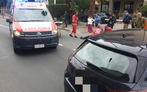 Fa inversione e travolge donna in moto