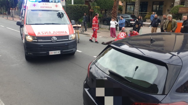 Fa inversione e travolge donna in moto