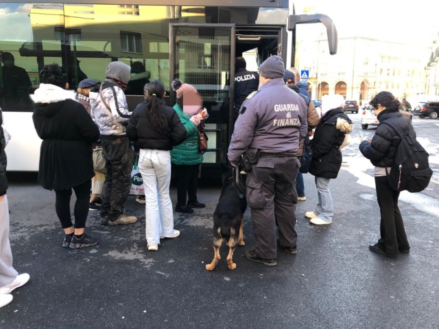 Bus RT al setaccio con Carabinieri, Polizia e cinofili della Finanza