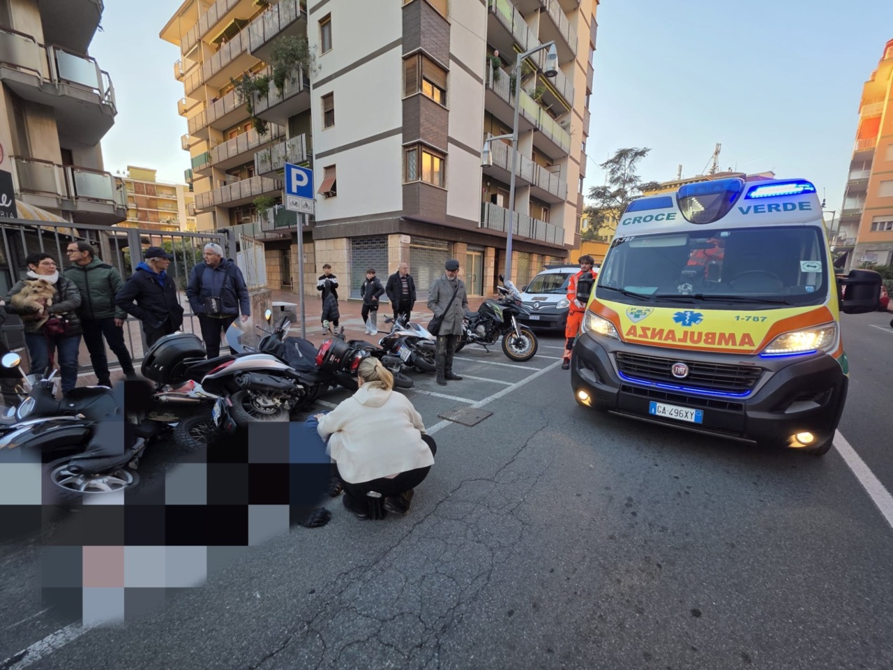 Uomo sbanda con la moto e ne butta giù altre nove in sosta