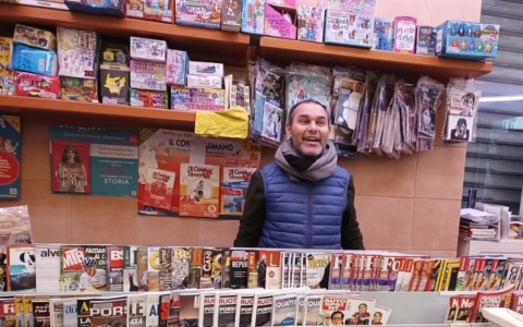 Chiude la storica edicola Ormea: «Ci ho lasciato il cuore, ma è tempo di dedicarmi alla famiglia»