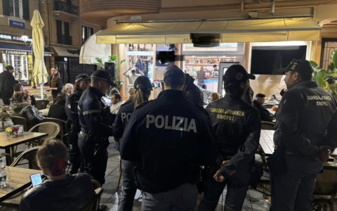 Controlli straordinari della Polizia di Stato a Ventimiglia: oltre 130 persone identificate e 10 mila euro di sanzioni