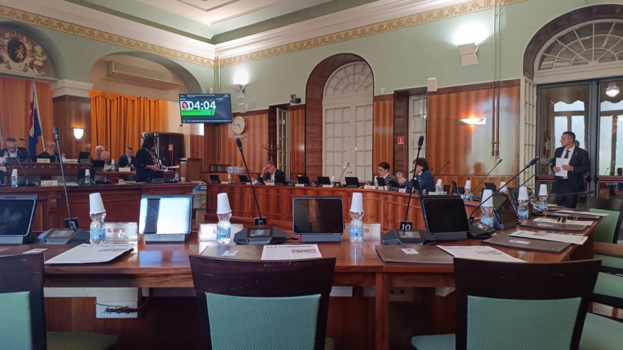 “Forza Italia da che parte sta?” E scoppia la bagarre in consiglio