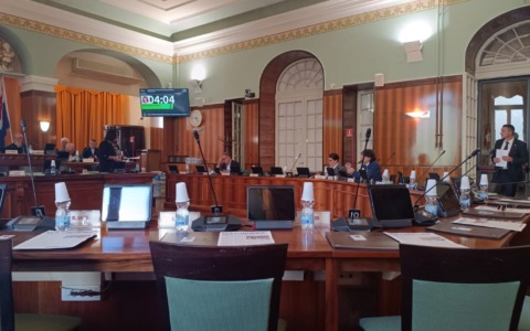 “Forza Italia da che parte sta?” E scoppia la bagarre in consiglio