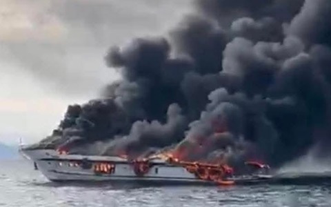 Nave di 24 metri in fiamme al largo del savonese. Salvi i cinque a bordo