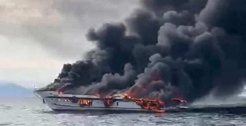 Nave di 24 metri in fiamme al largo del savonese. Salvi i cinque a bordo