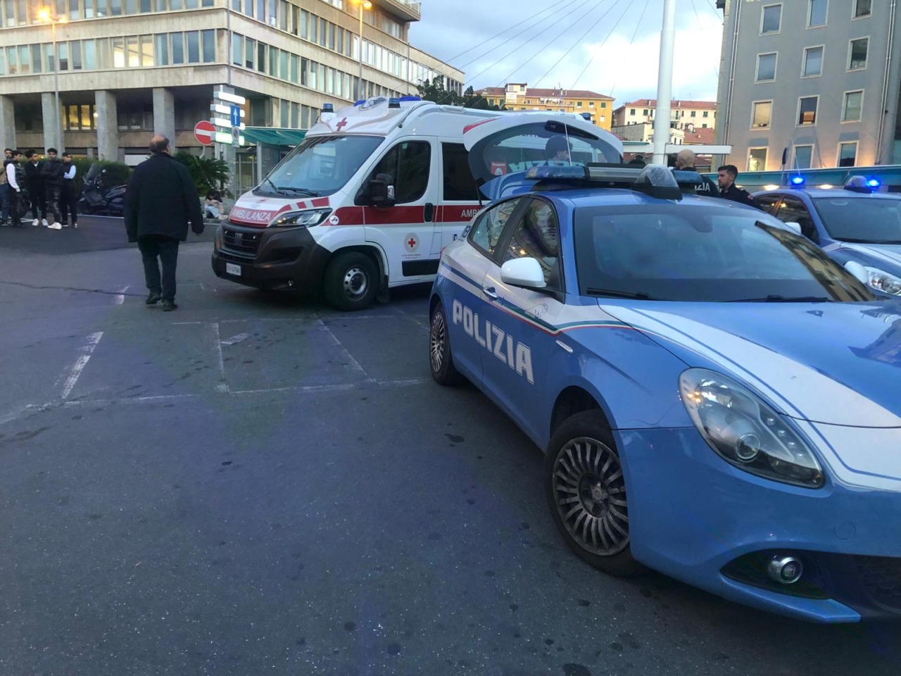 Aggrediti con calci e morsi tre controllori e un vigilante sull’autobus a Imperia