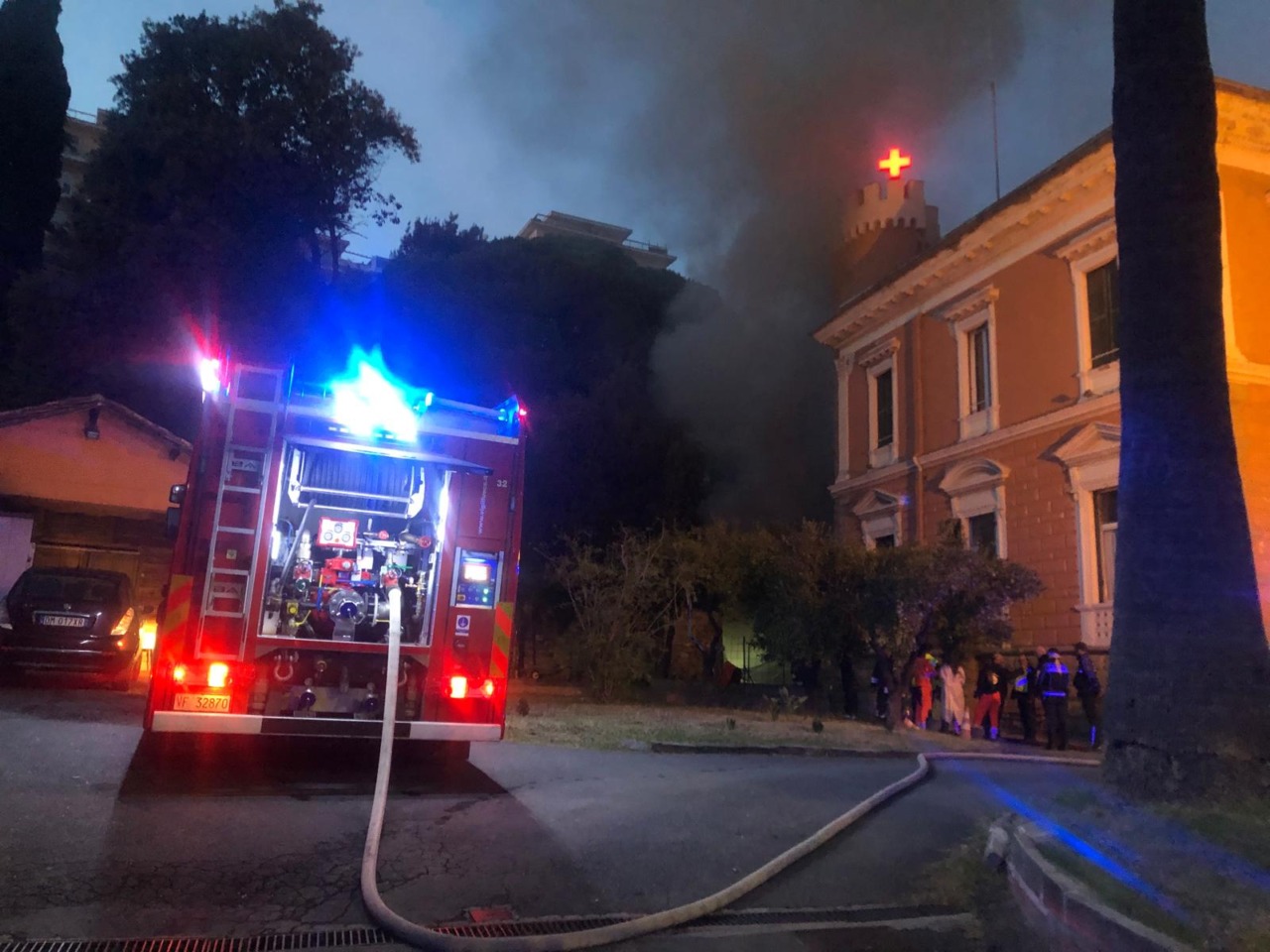 In fiamme l’autorimessa della Croce Rossa a Imperia