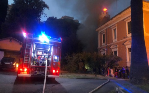In fiamme l’autorimessa della Croce Rossa a Imperia