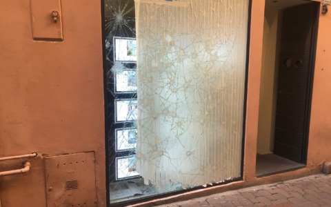 Lancia bocce contro una vetrina a Imperia e tenta di incendiarla. I particolari