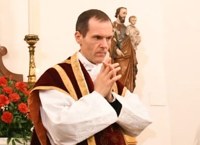 Aggredito per il rimprovero a un fedele che fumava in chiesa, don Ferrua: “Un gesto spropositato”