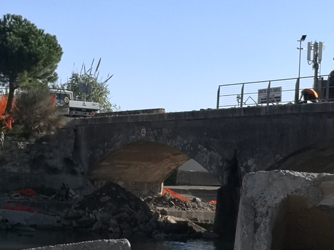 Al via la demolizione del ponte ciclabile tra Riva e Taggia