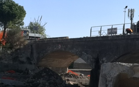 Al via la demolizione del ponte ciclabile tra Riva e Taggia