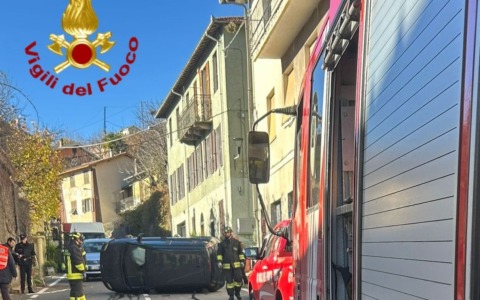 Auto cappottata nell’entroterra di Imperia, un ferito