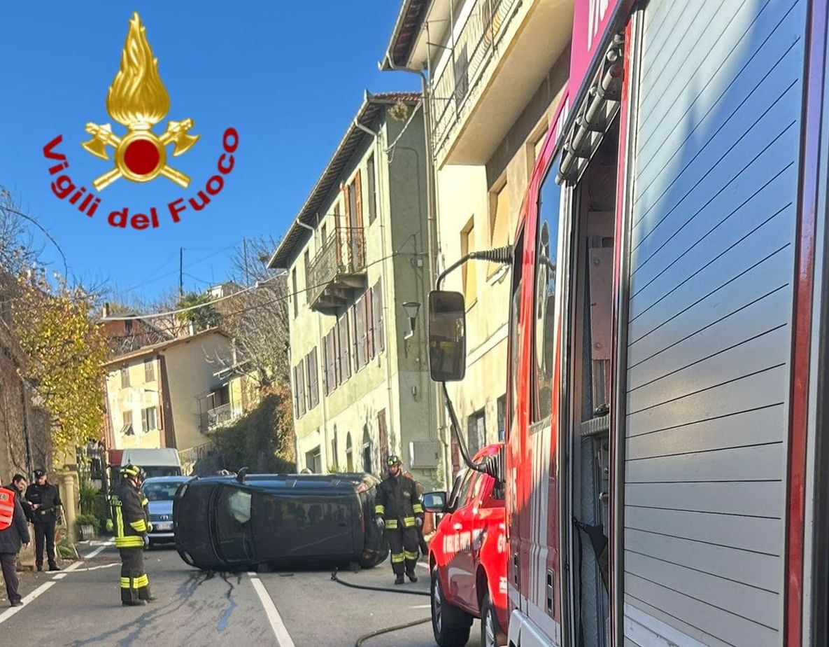 Auto cappottata nell’entroterra di Imperia, un ferito
