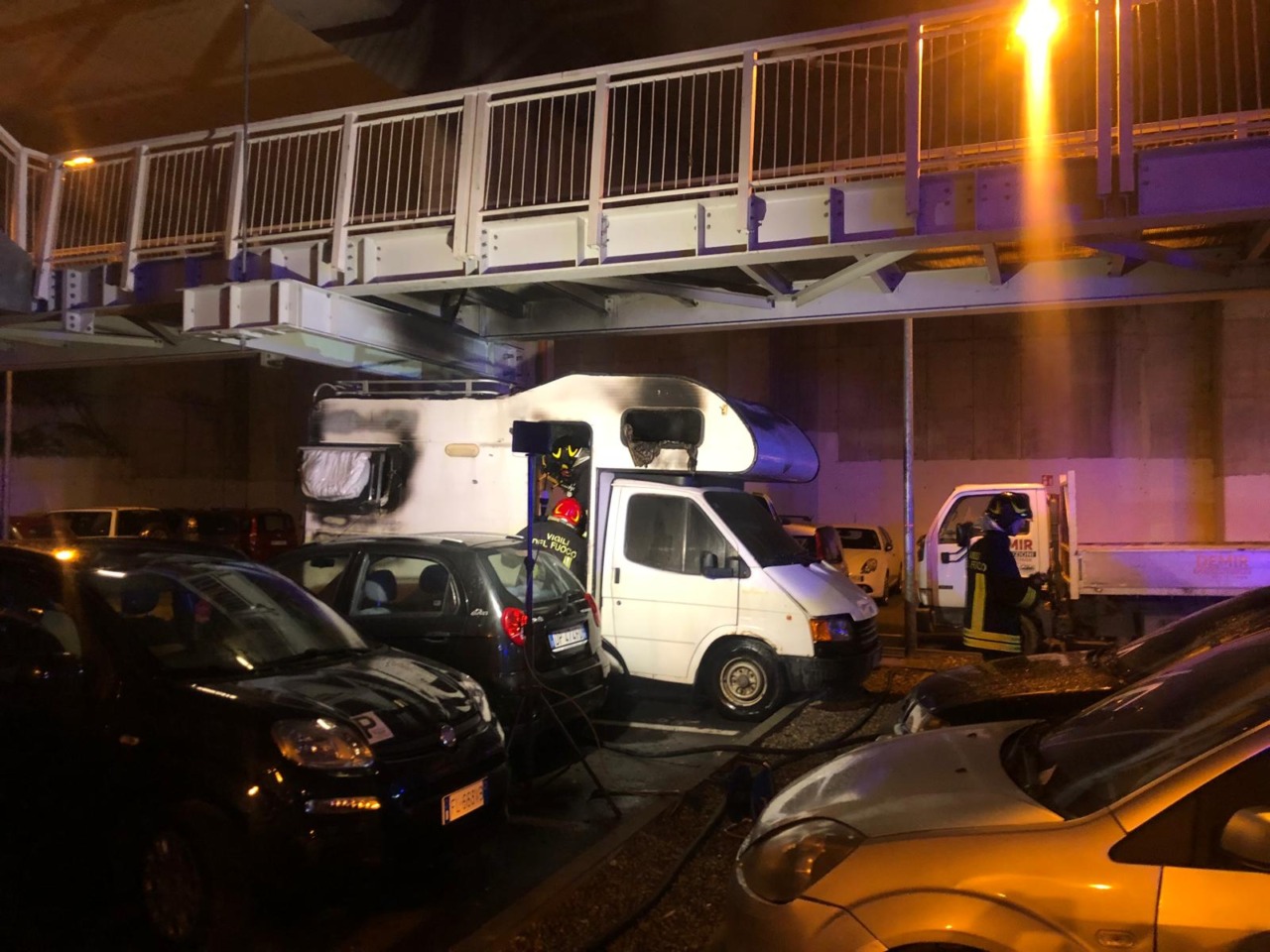 Camper in fiamme nel parcheggio della stazione di Imperia