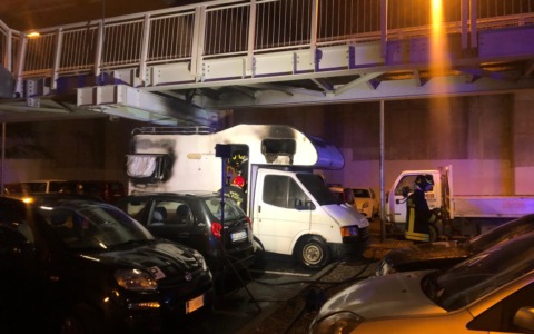 Camper in fiamme nel parcheggio della stazione di Imperia