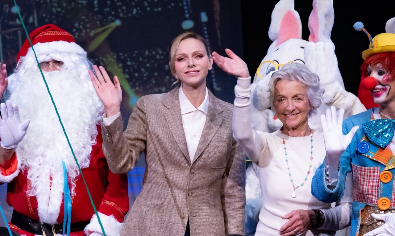 L’outfit casual della principessa Charlene di Monaco sul palco del “Frankie’s Christmas”