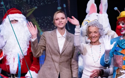 L’outfit casual della principessa Charlene di Monaco sul palco del “Frankie’s Christmas”